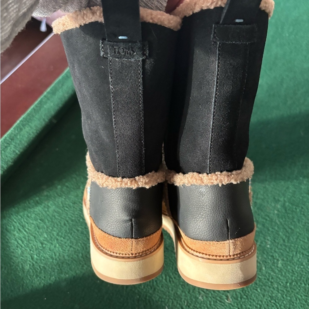 TOMS Makenna Boots Women’s Size 7.5 Black Suede Leather Faux Fur Sherpa Lined - Picture 3 of 7